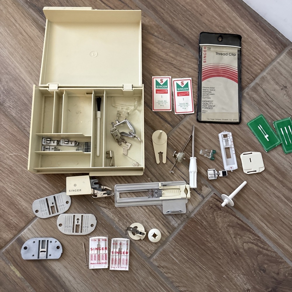 Futura Singer Sewing Machine Hard Case Attachments Foots Plates